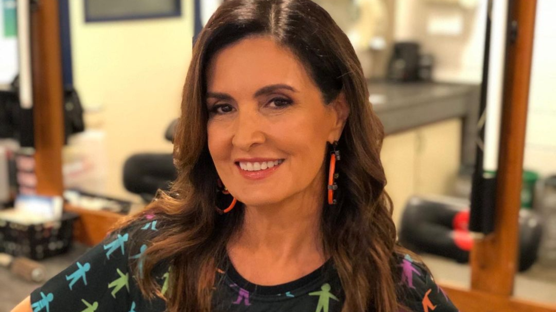 Gente como a gente?! Fátima Bernardes repete look dois dias seguidos e é elogiada