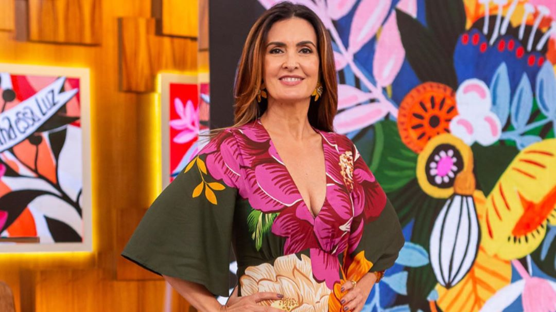 Fátima Bernardes surge mais nova em clique feito durante cobertura de carnaval e relembra: “Vontade de sambar”
