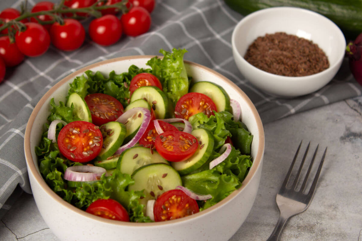 5 saladas com linhaça para ajudar a emagrecer