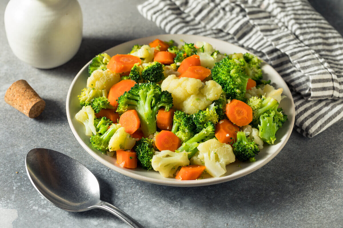 5 saladas detox para ajudar a emagrecer