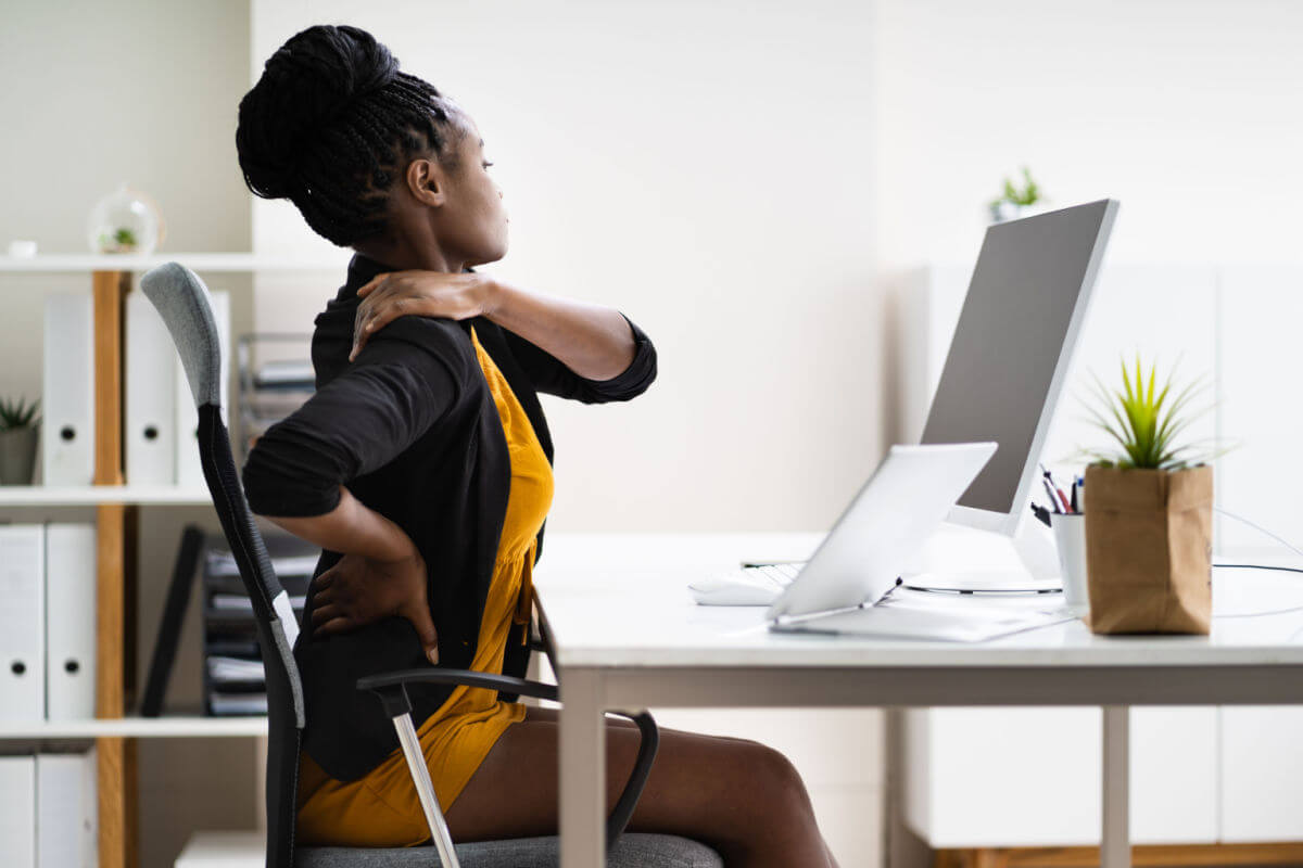 Dores nas costas: entenda as causas e saiba como prevenir