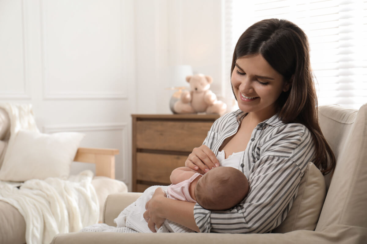 Especialista explica que o leite materno é suficiente para suprir as necessidades do bebê