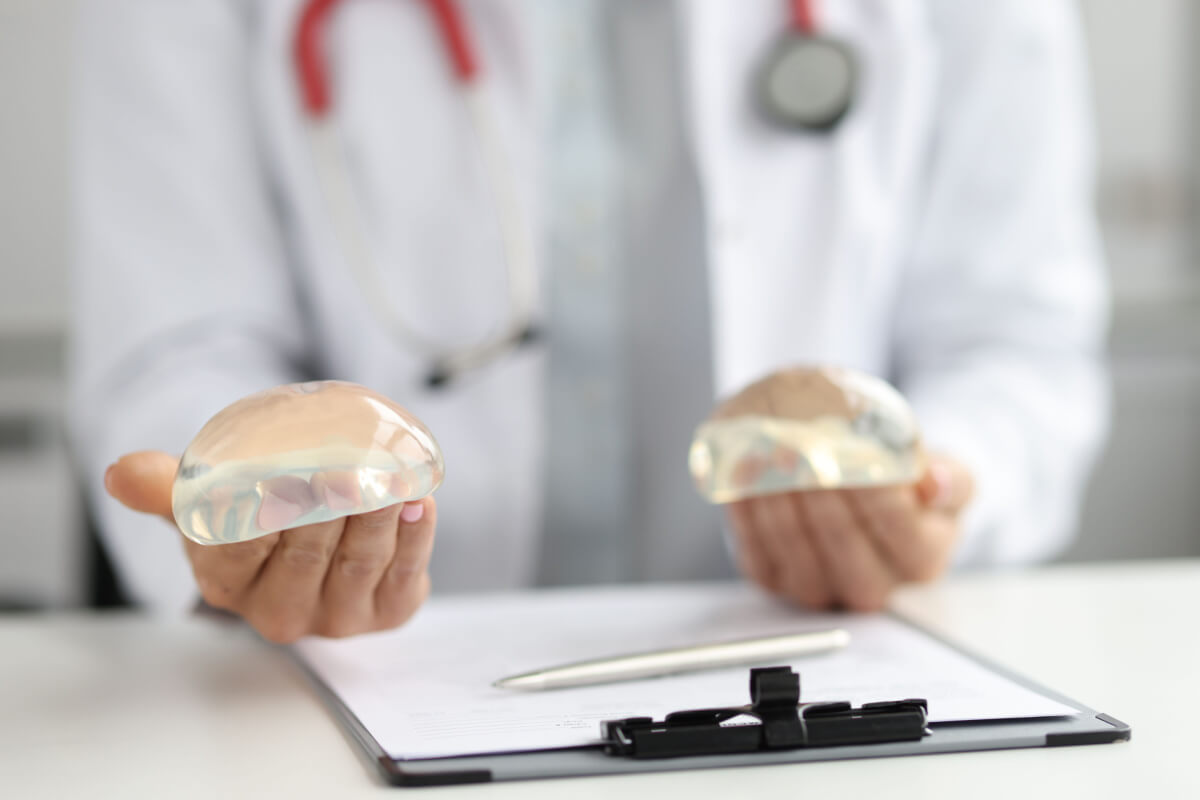 Novela Travessia: médicos alertam sobre riscos de cirurgia plástica na adolescência
