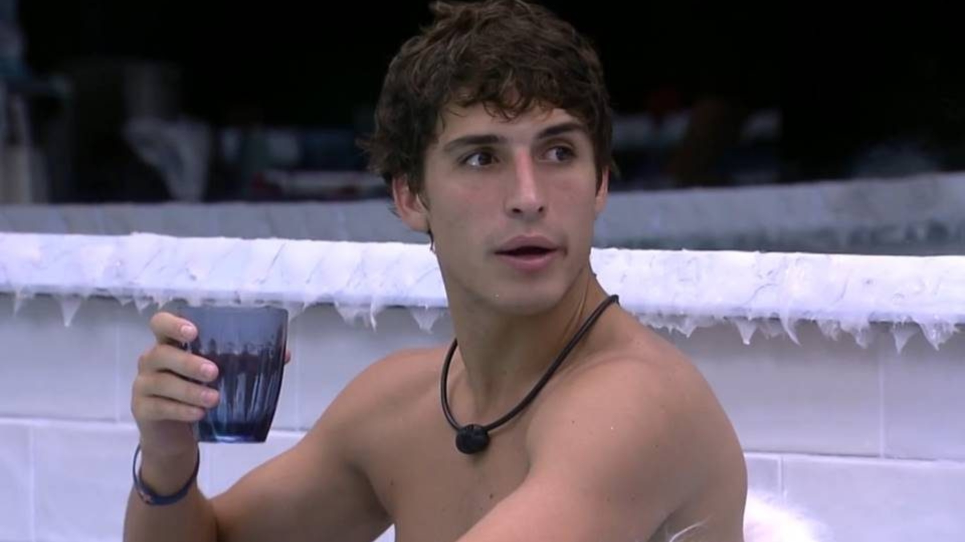 BBB20: Emparedado, Felipe Prior conversa com Lucas e opina: “Tem muita gente para sair antes de mim”