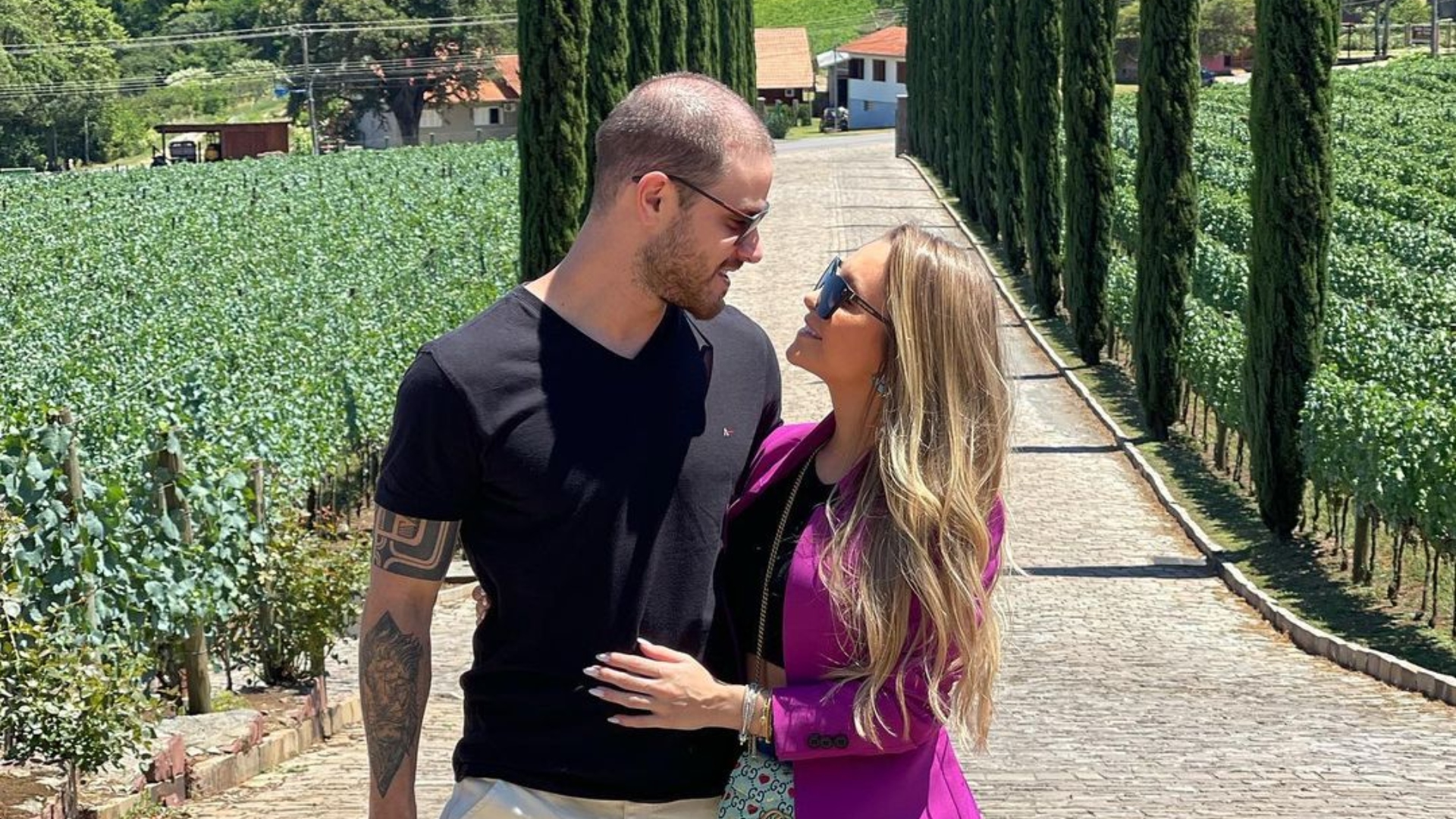 Carla Diaz mostra quarto e deixa escapar objeto sexual