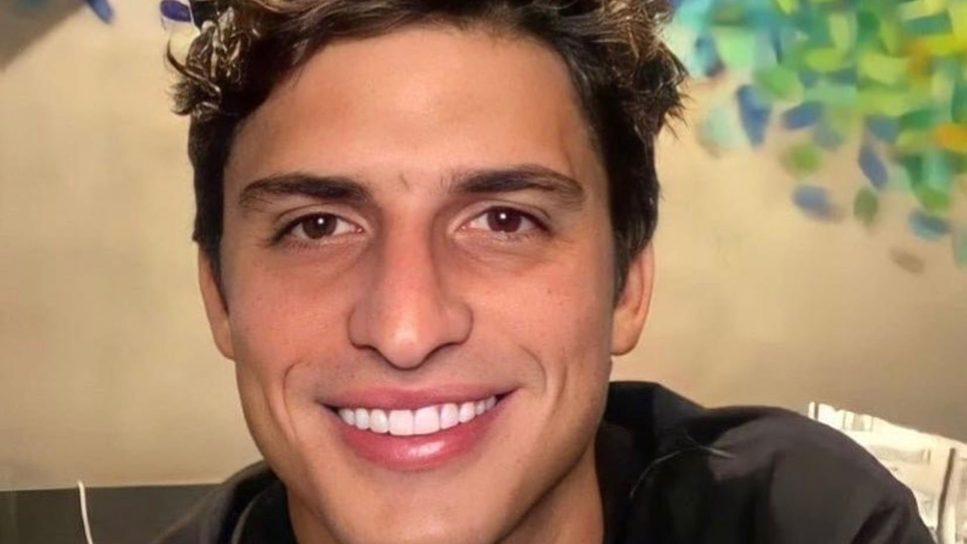 Em seu aniversário, Felipe Prior doa cobertores e máscaras aos moradores de rua de São Paulo