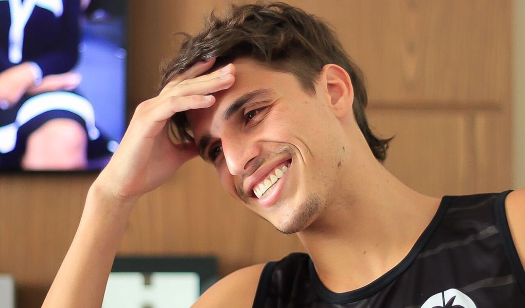 BBB20: Blogueiro? Felipe Prior surge todo estiloso ‘tentando’ gravar vídeo: “Tô aprendendo”
