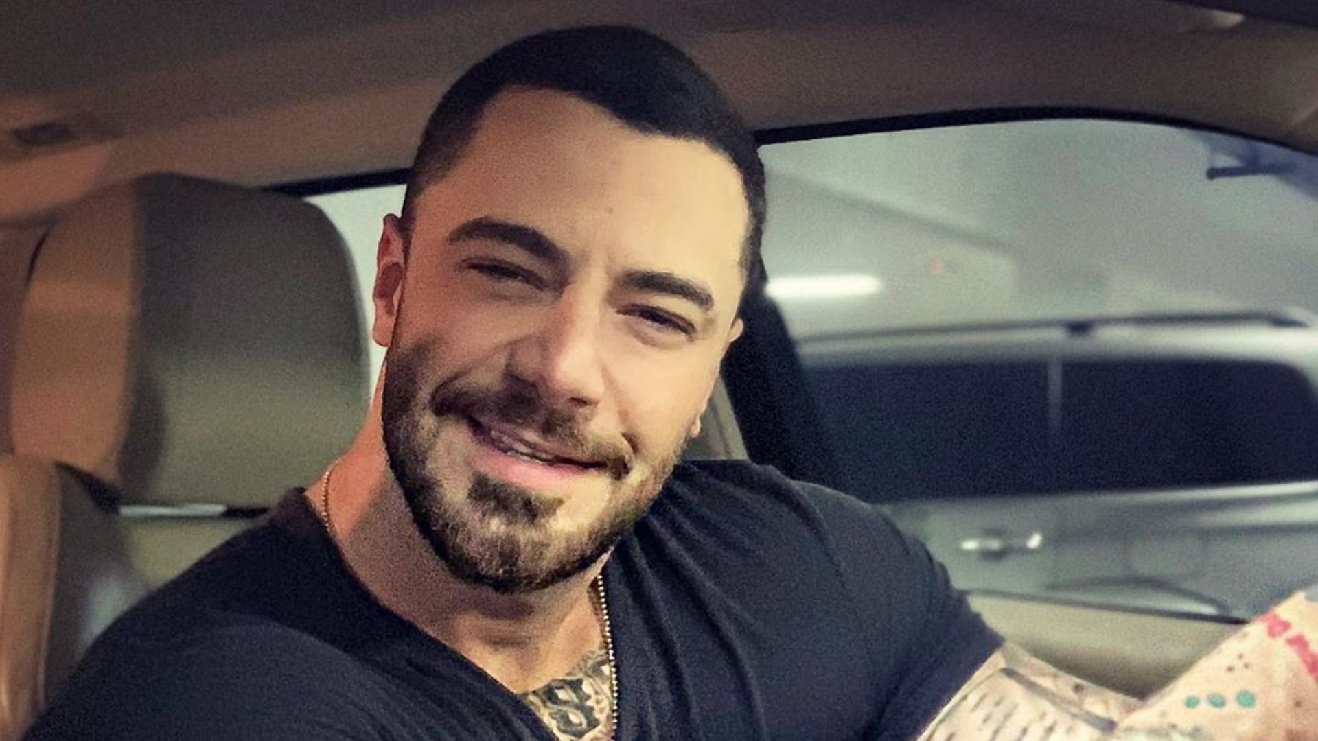 Só de lençol na cama, Felipe Titto arranca suspiros de internautas: “Nem guindaste”