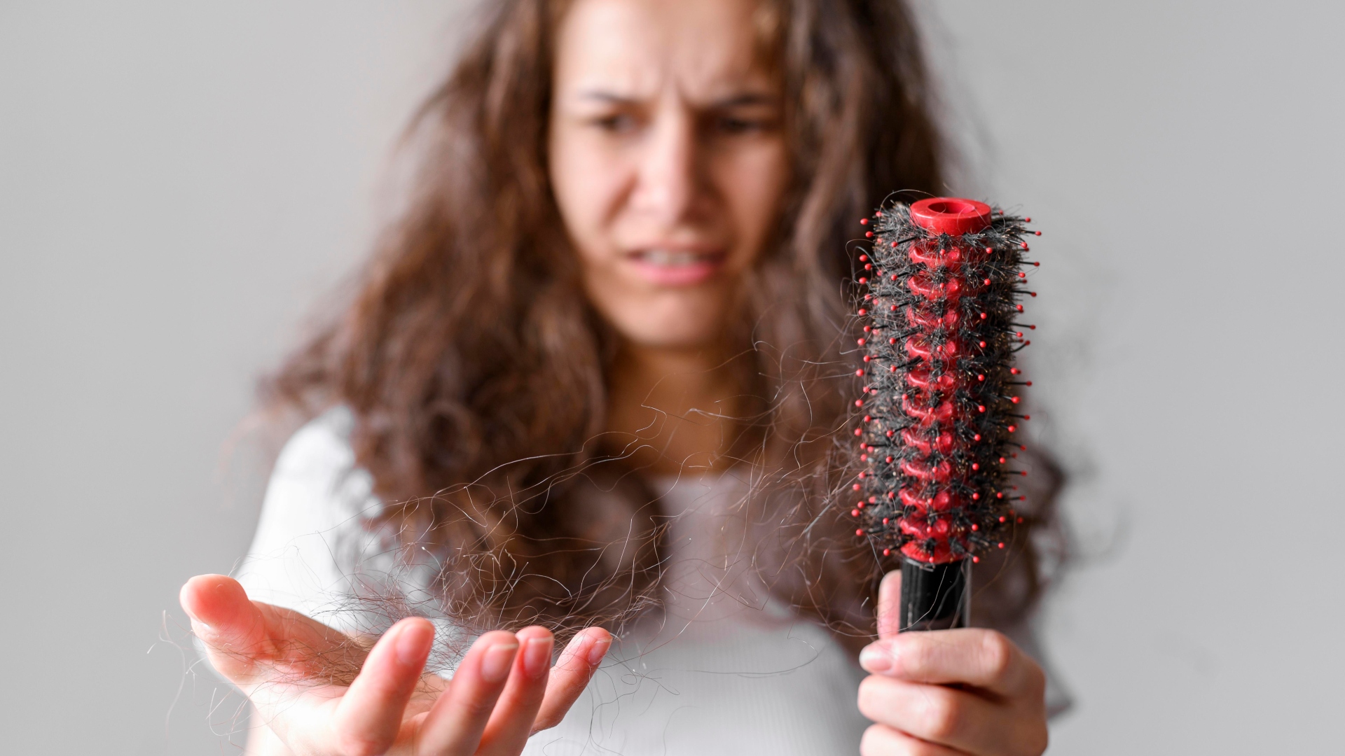 Queda de cabelo: conheça a principais causas e como prevenir