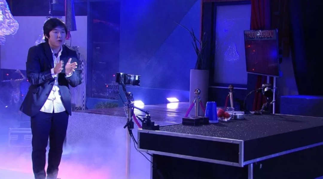 Começa a festa de Pyong Lee no BBB20! Cenário é composto por magia e hipnose