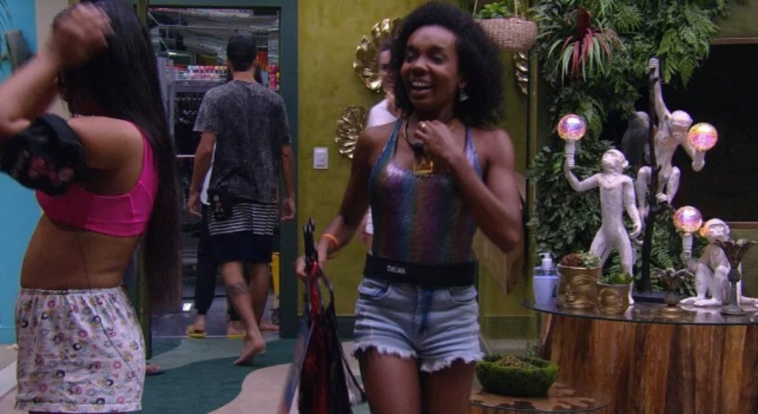BBB20: Clima de alegria! Thelma vibra com figurino da Festa do Líder: “Maravilhoso”