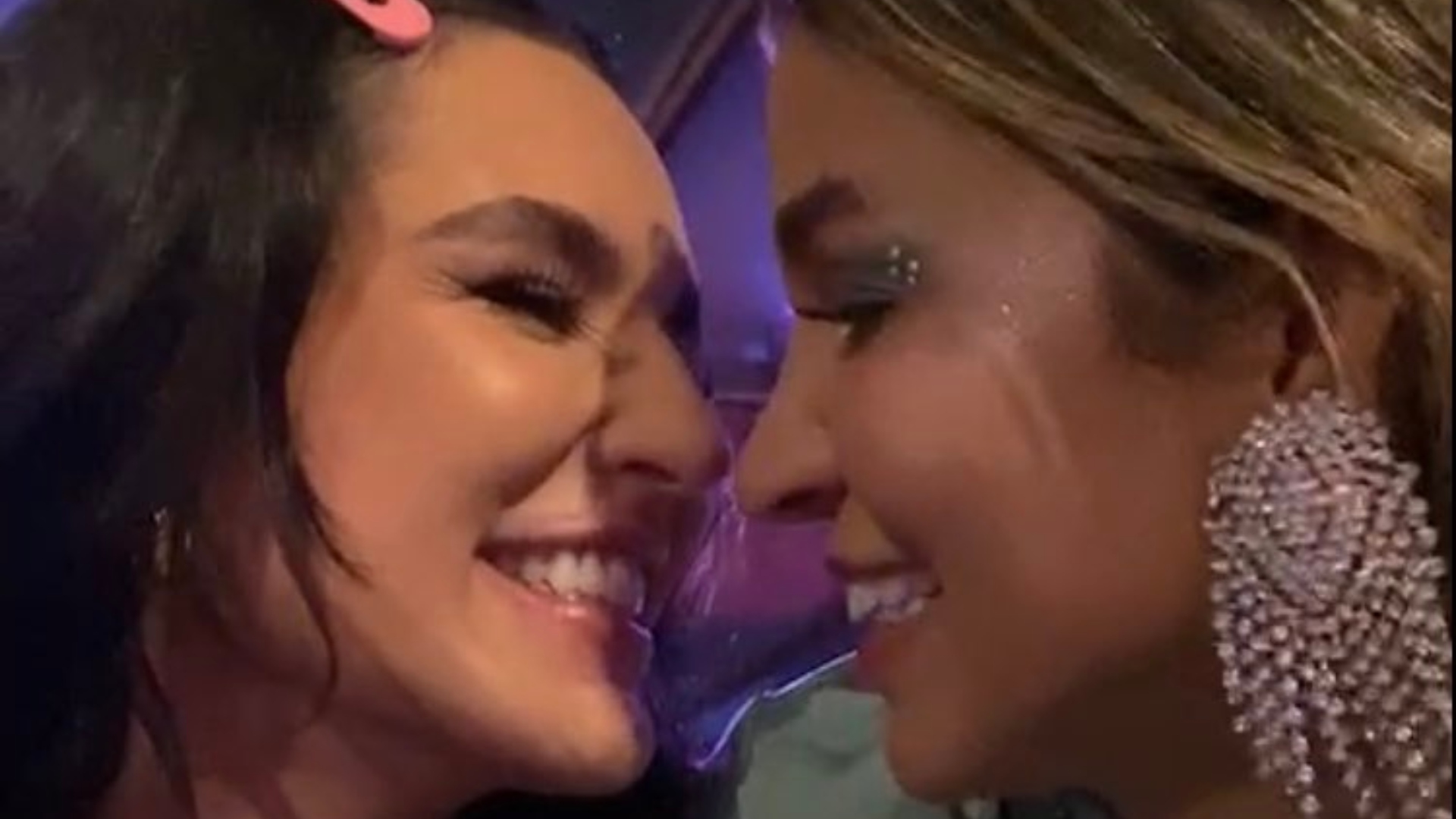 Kéfera Buchmann e Kerline Cardoso dão beijo na festa de Virgínia Fonseca