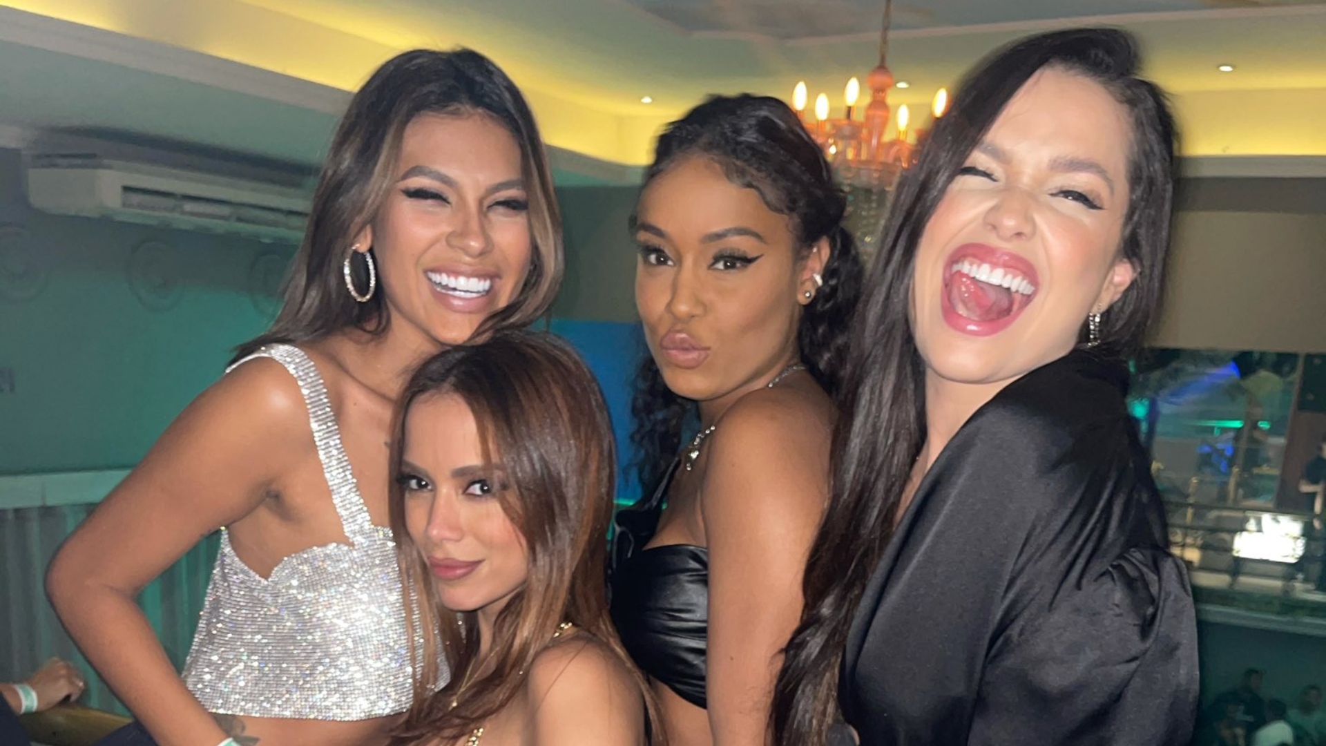 Anitta, Juliette, Lexa, Pocah e MC Rebecca curtem noite de balada juntas
