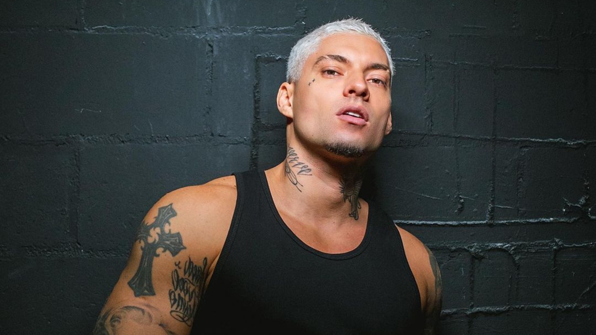 Filipe Ret faz pronunciamento após derrubar fã do palco: “Quase me machucaram”