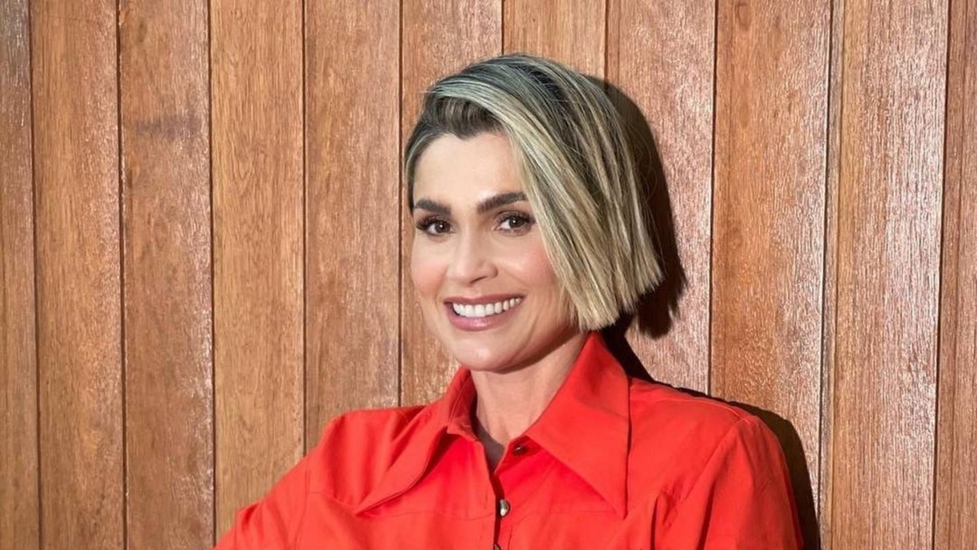 Grifada! Flávia Alessandra dispensa roupas e posa com calcinha avaliada em R$ 450