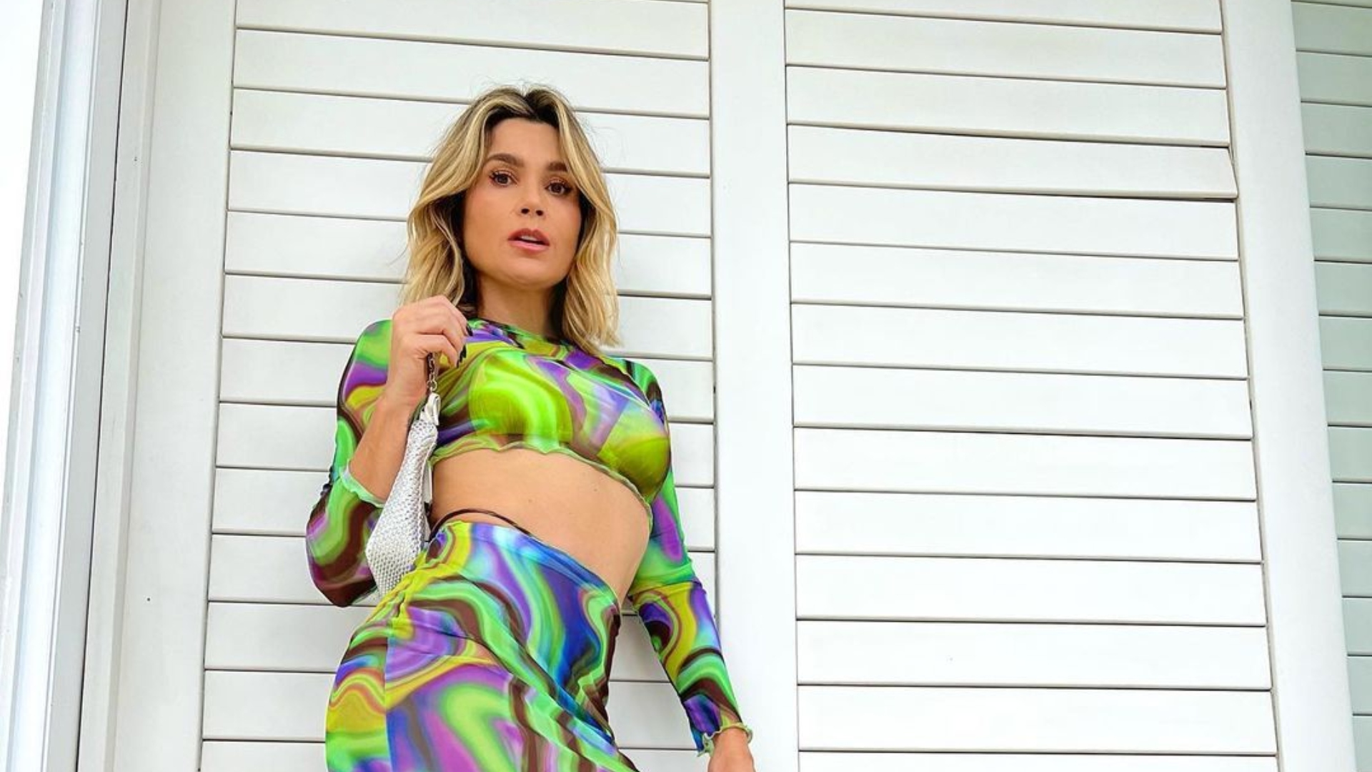 Flávia Alessandra exibe curvas maravilhosas com maiô cavado