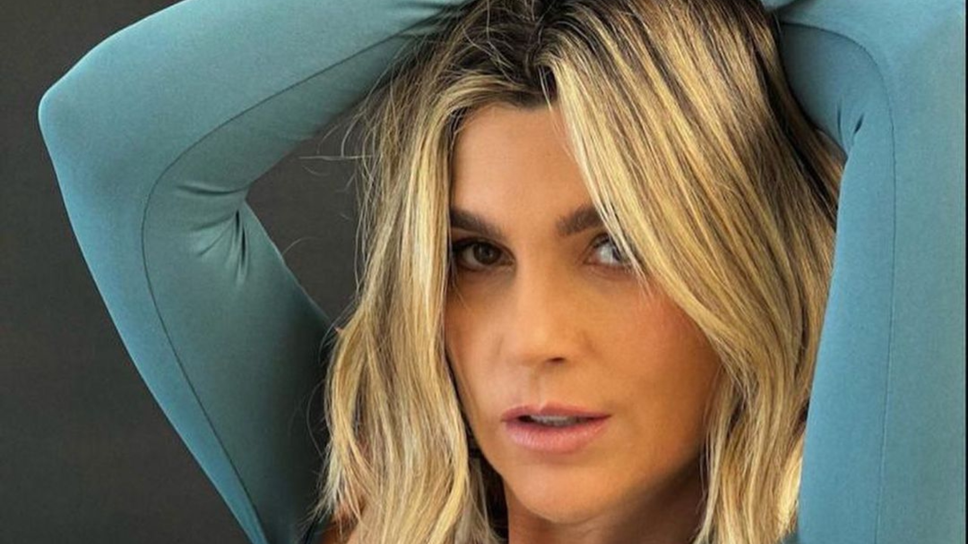 Flávia Alessandra exibe curvas maravilhosas de biquíni