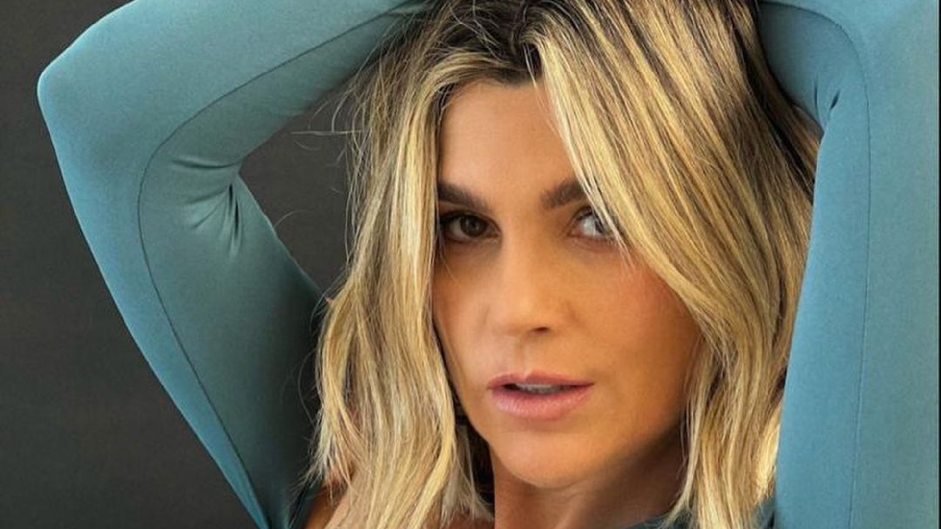 Flávia Alessandra sensualiza com curvas perfeitas em biquíni poderoso