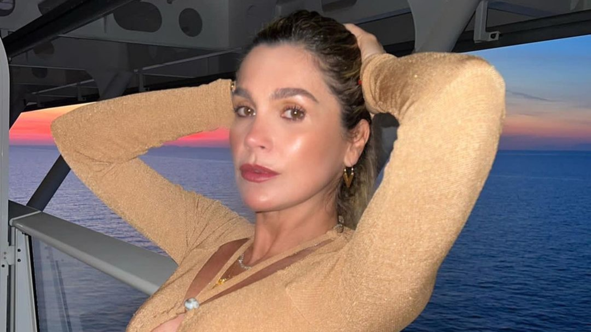 Flávia Alessandra ostenta bumbum arrebitado com biquíni pequenininho
