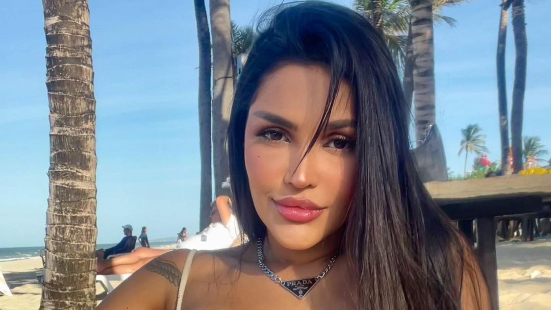 Flay ostenta curvas exuberante com biquíni minúsculo