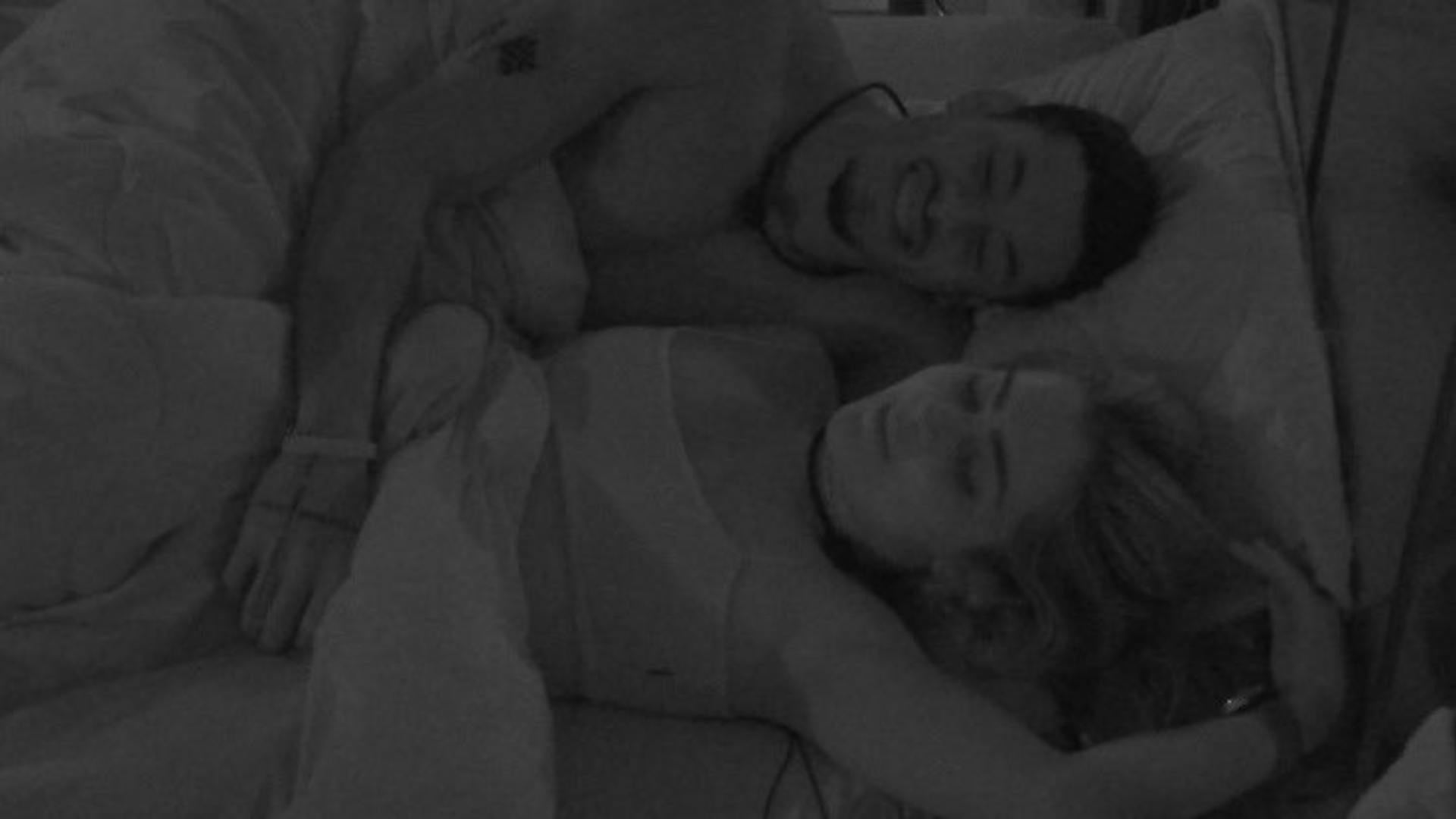 BBB22: Jade Picon e Paulo André trocam carícias quentes