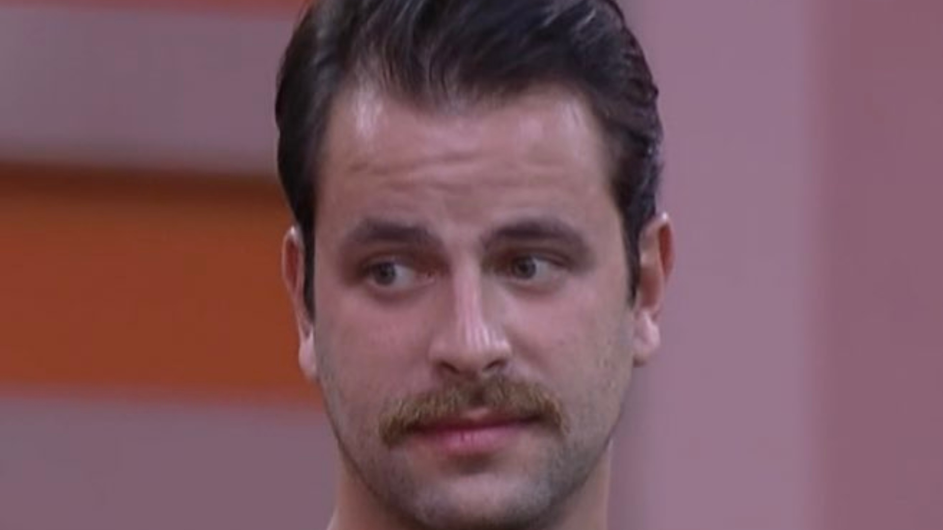 BBB22: Gustavo explica gesto obsceno feito ao vivo