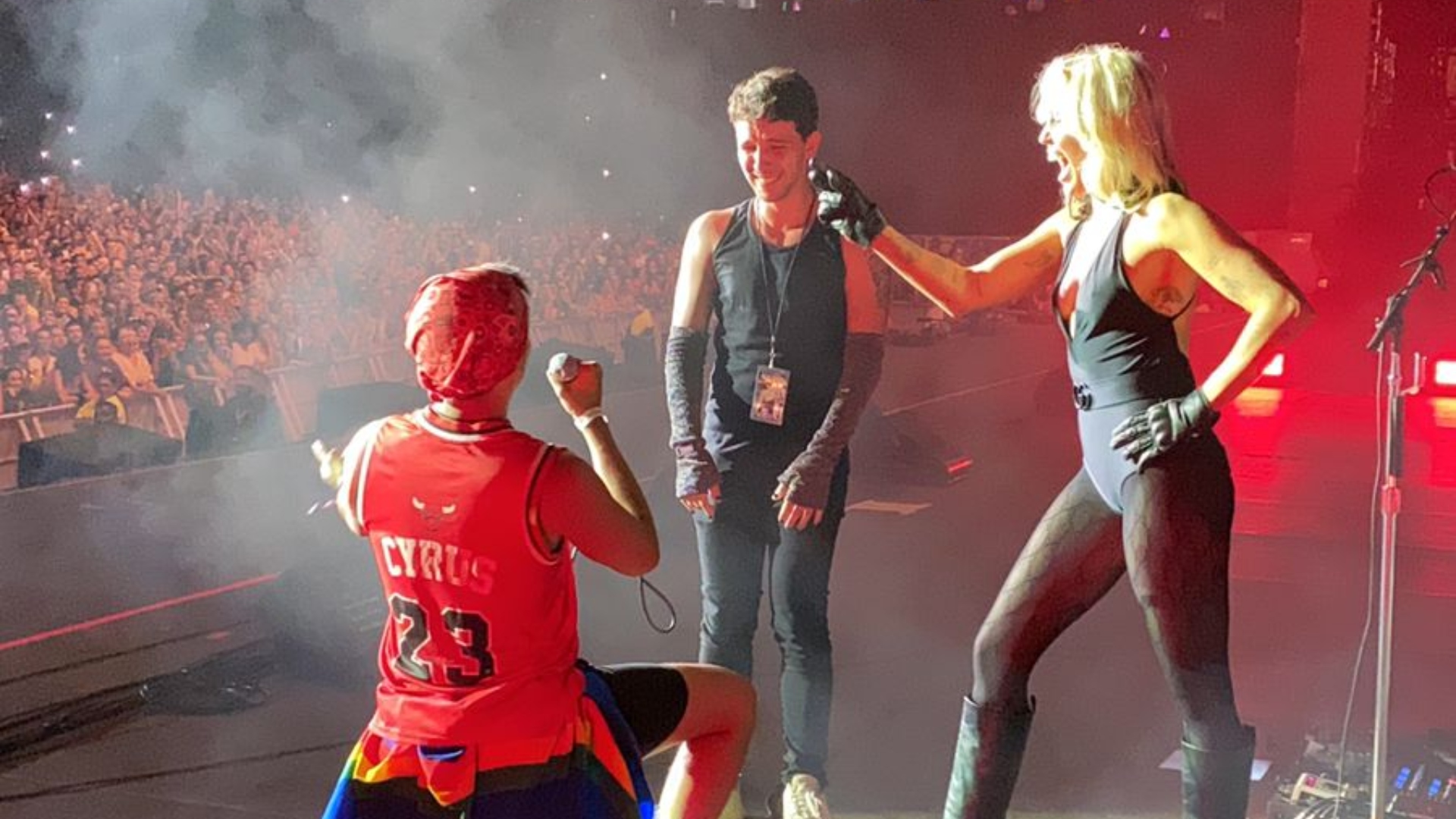 Lollapalooza 2022: No palco de Miley Cyrus, fã é pedido em casamento