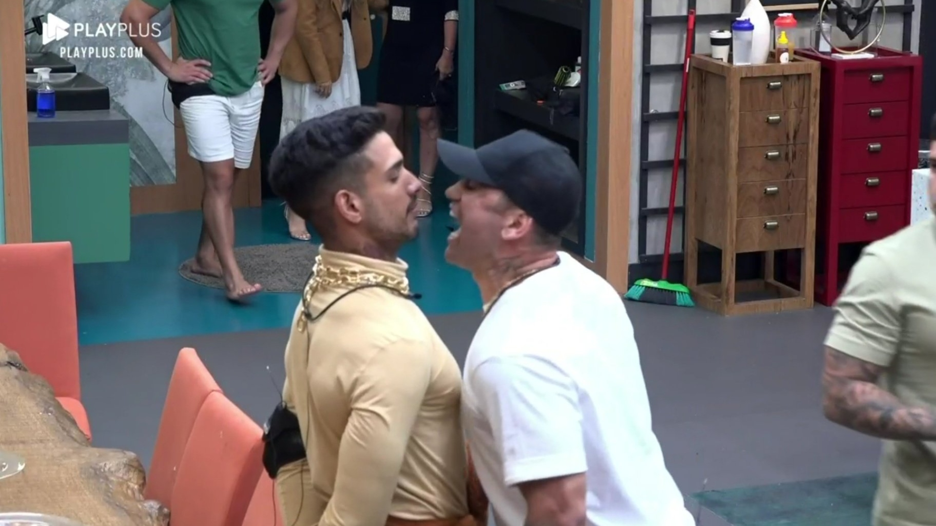 Power Couple: Record intervém em briga e impede pancadaria