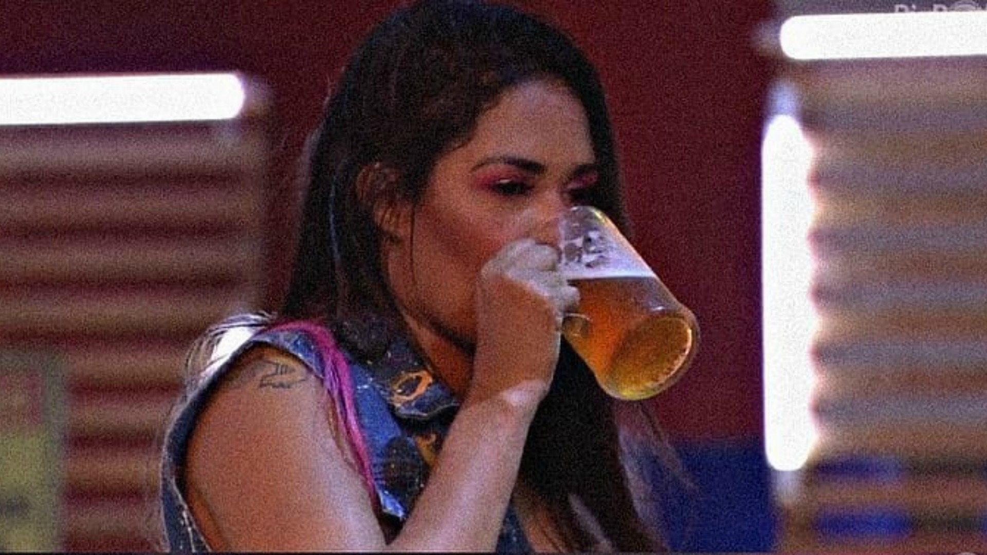 BBB20: Bêbada, Flay leva tombo, mas salva a bebida durante festa; veja
