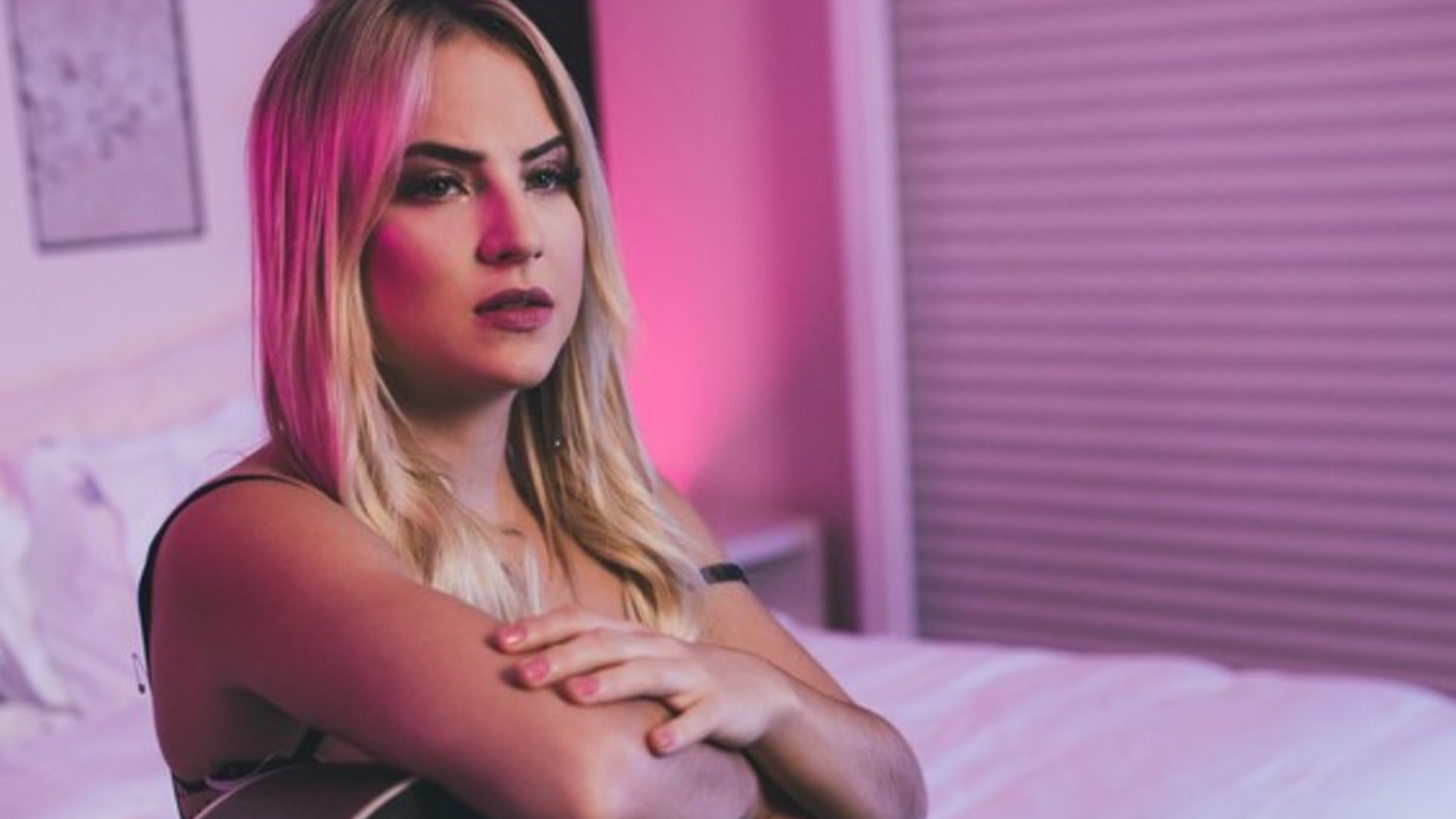 “Queria transformar o nosso momento de dor em um momento de lembranças boas”, revela Gabi Martins sobre clipe de ‘Covardia’