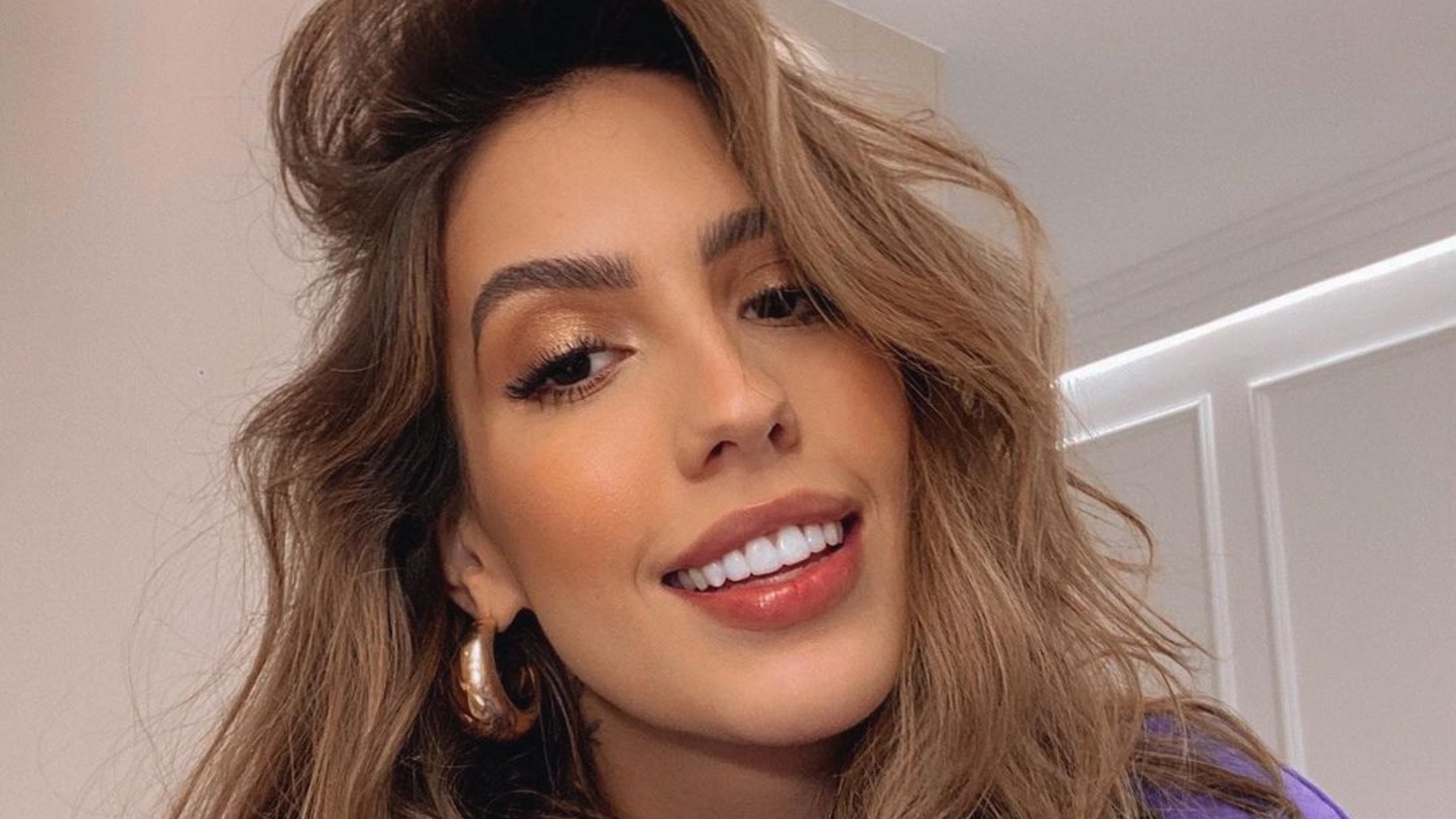 Mudança de visual! Gabi Brandt alonga e escurece suas madeixas