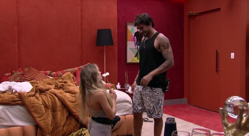 BBB20: Alcoolizada, Gabi Martins pede Guilherme em namoro e brother desconversa: “Bêbada assim?”
