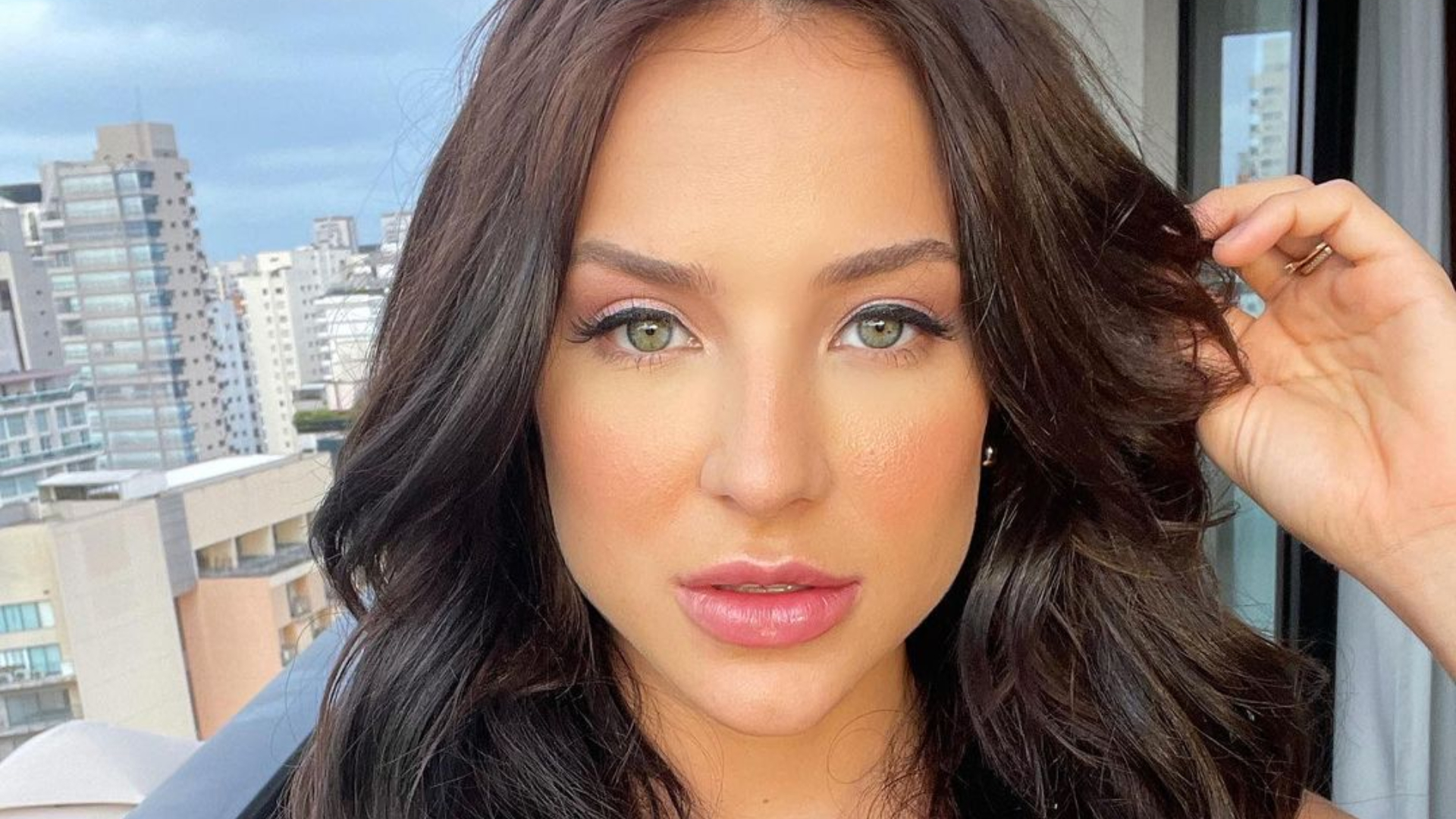 Com a barriga de fora, Gabi Martins ostenta tanquinho e conta curiosidade engraçada