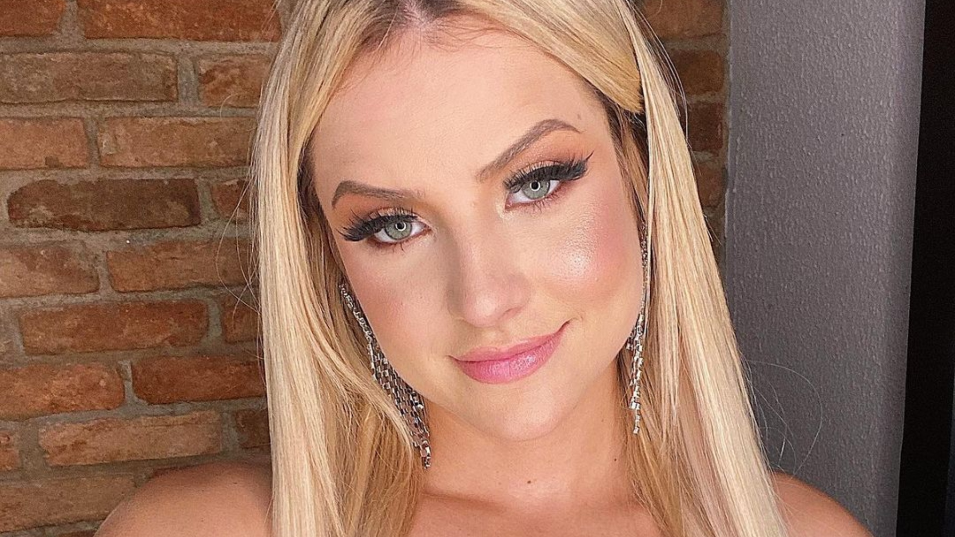 Boy misterioso! Gabi Martins mostra a tela de celular com foto agarradinha em rapaz e web especula ser cantor famoso