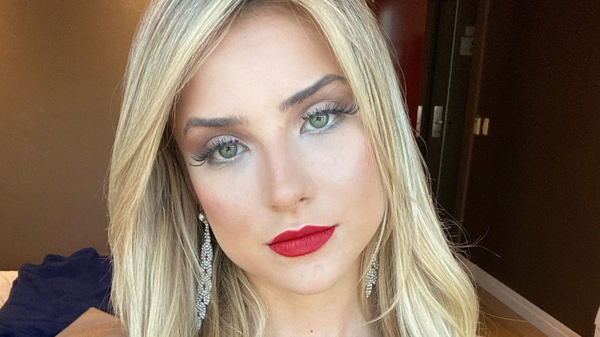 Gabi Martins aposta em combinação formada por vestido preto e maquiagem marcada