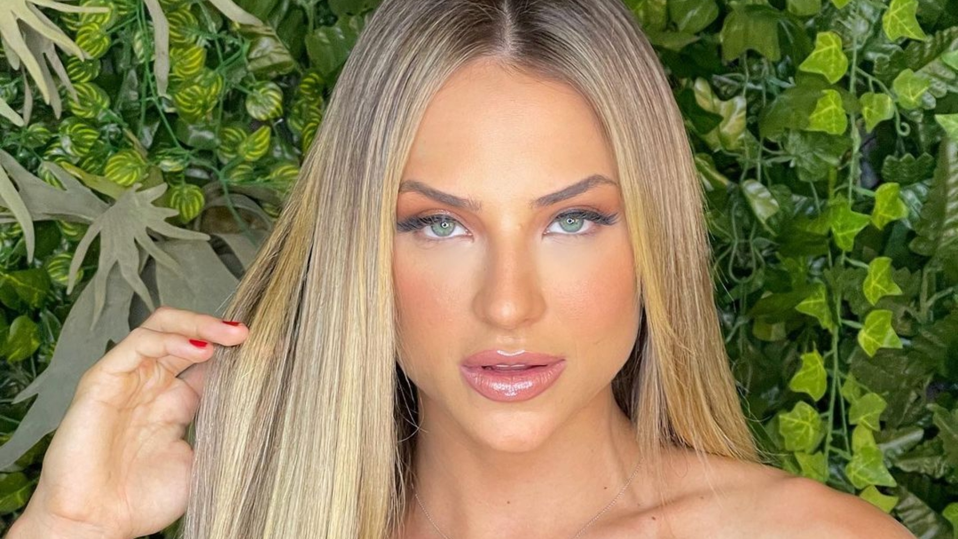 Gabi Martins deixa barriga de fora em look ousadíssimo para seu aniversário
