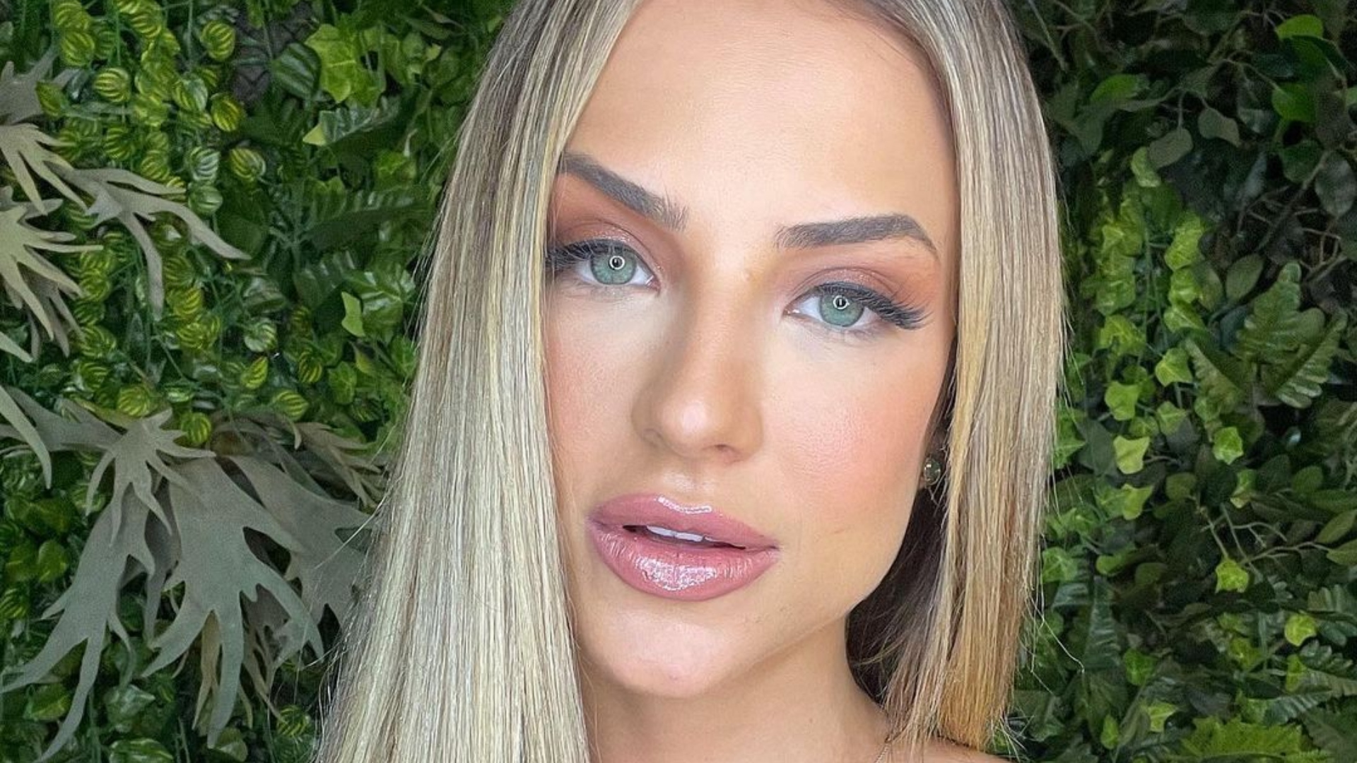 Gabi Martins coloca corpo sarado para jogo e comemora aniversário