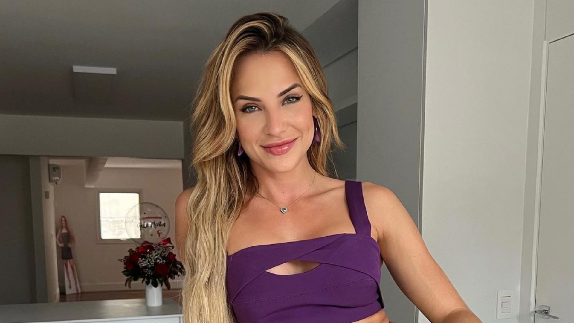 Gabi Martins exibe curvas belíssimas com modelito transparente