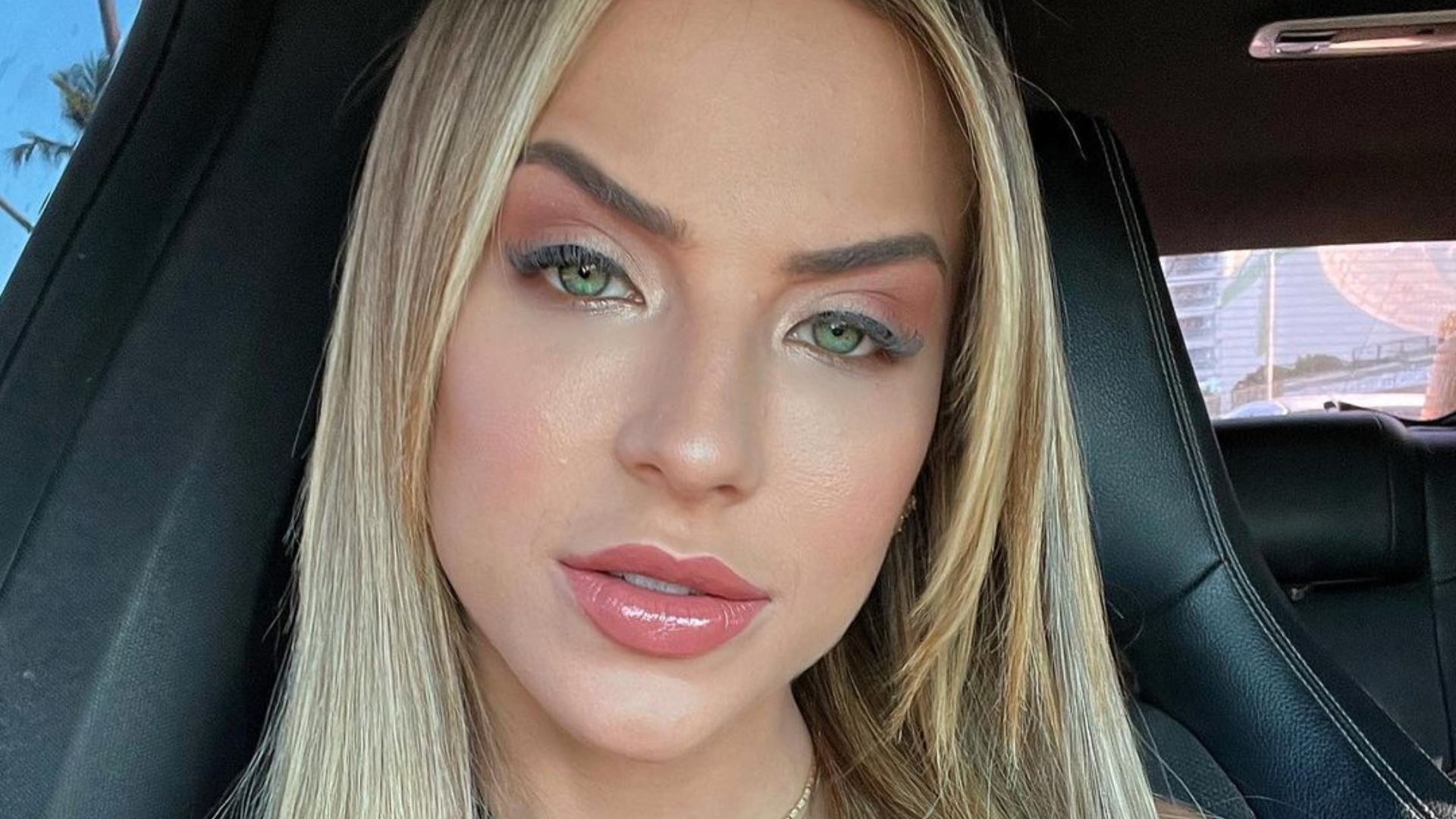 Gabi Martins ostenta bumbum empinado com biquíni pequenininho