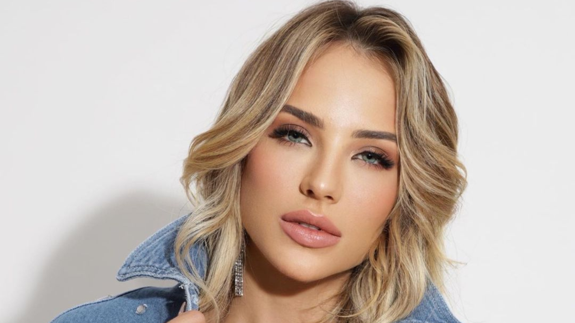Gabi Martins exibe barriga sarada e bumbum empinado com um biquíni pequenininho