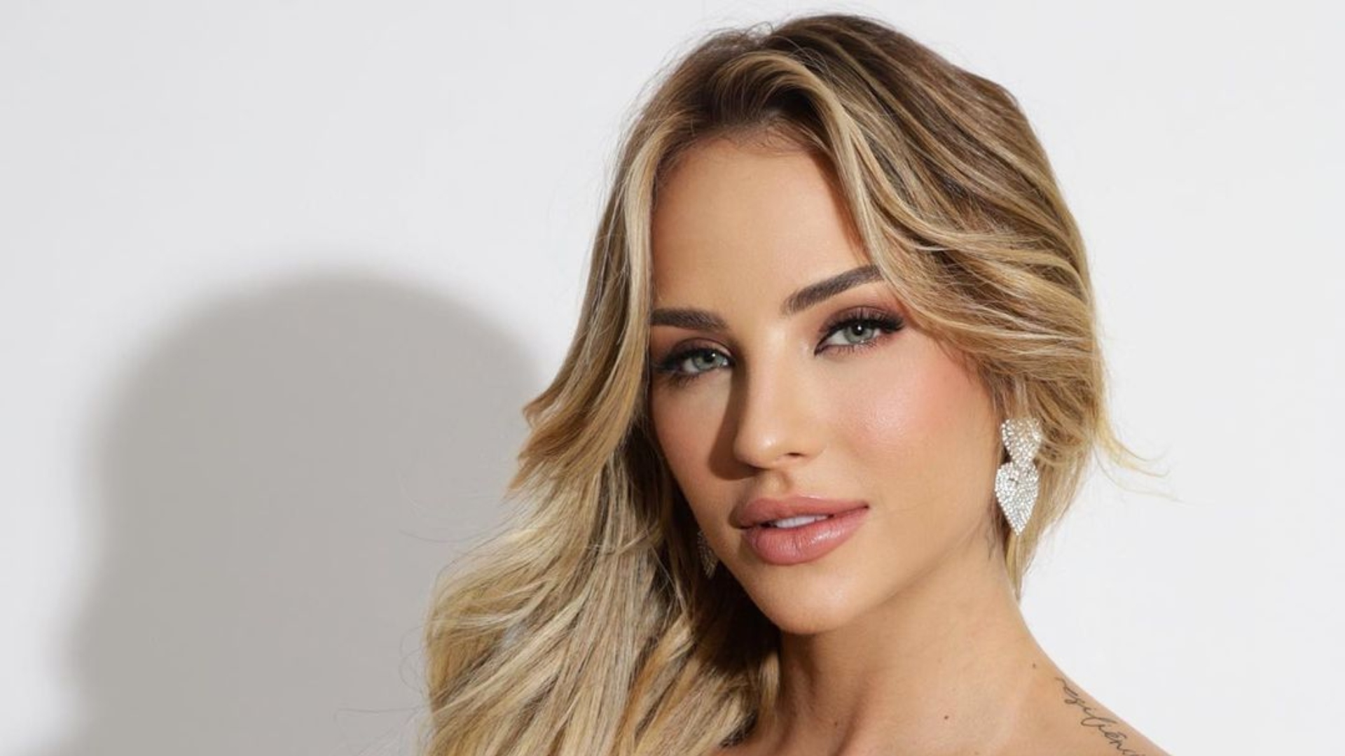 Gabi Martins posa completamente nua e quase mostra demais