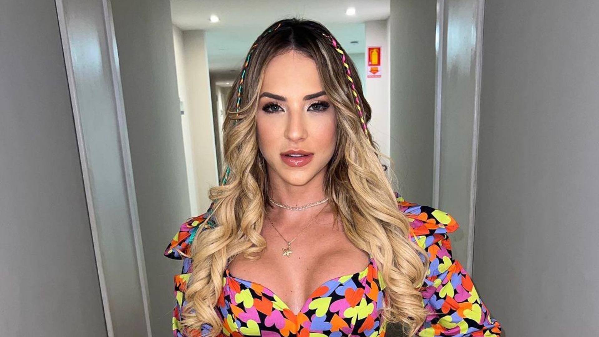 Gabi Martins usa decote ousado e quase mostra demais