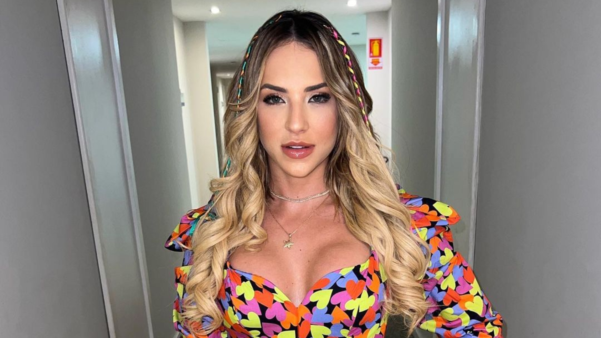 Gabi Martins dá show de rebolado com modelito coladíssimo