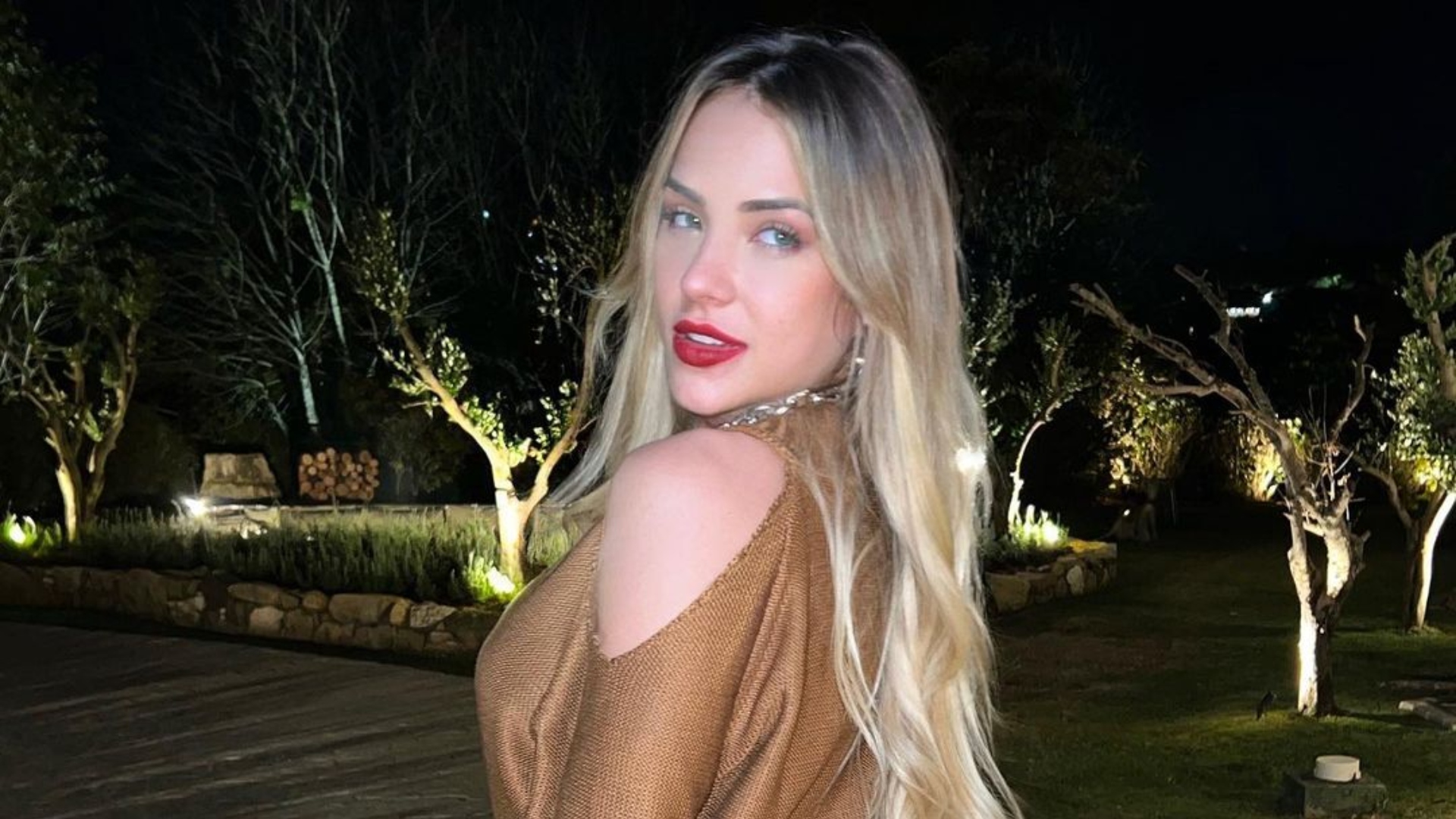 Gabi Martins ostenta bumbum arrebitado com biquíni azul