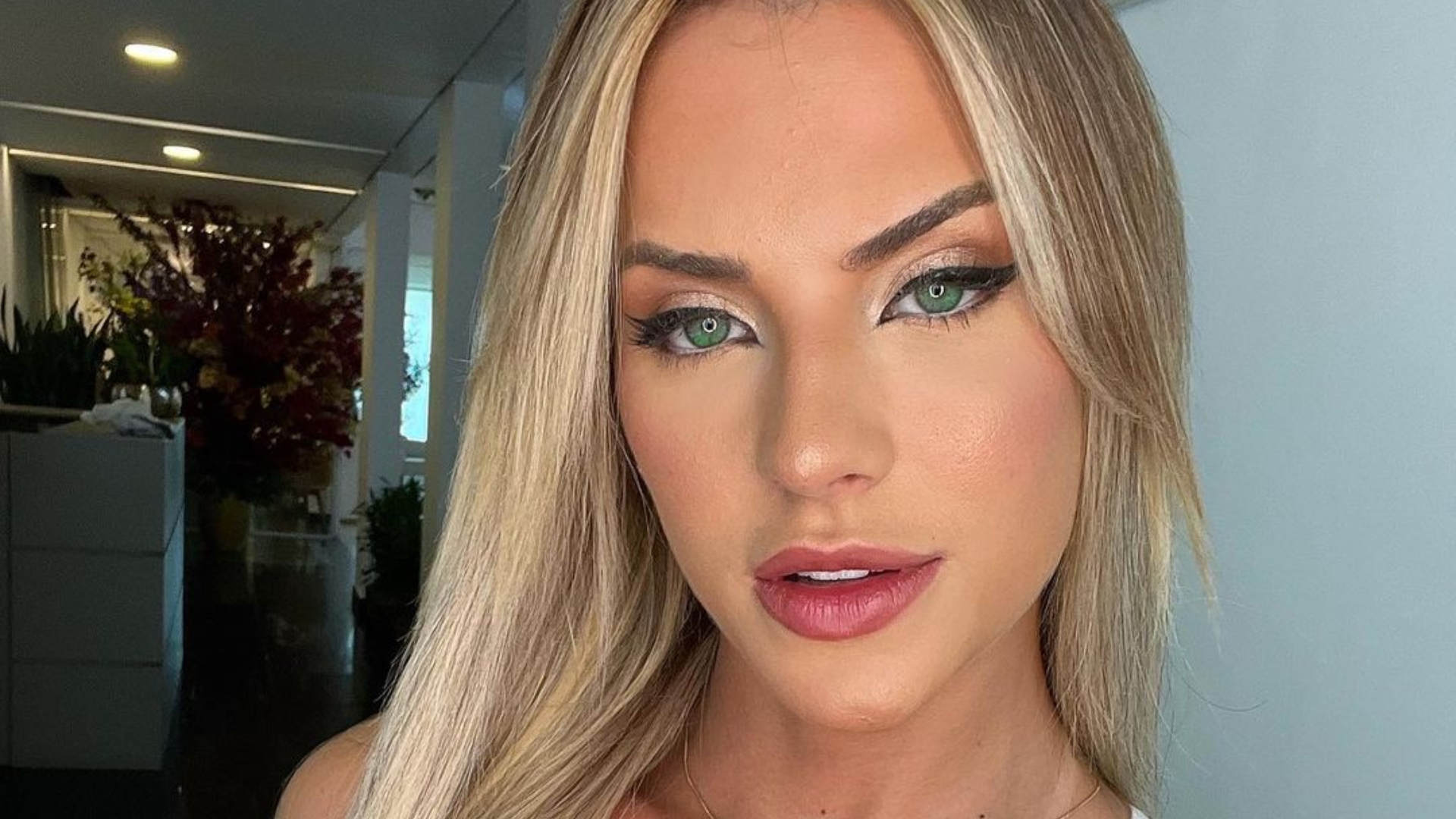 Gabi Martins abre intimidade e sensualiza na banheira