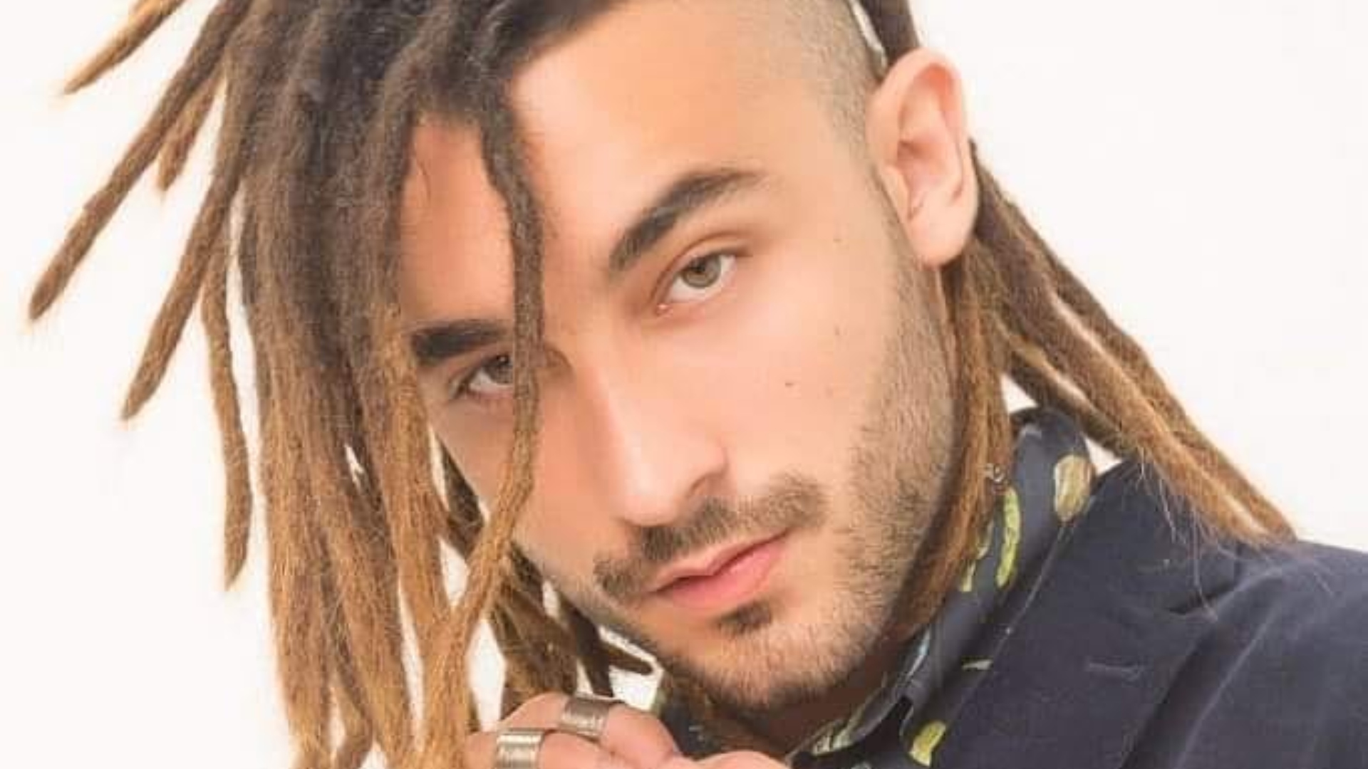EITA! Gabriel Reif, o Jamaica de ‘Totalmente Demais’, radicaliza visual para personagem