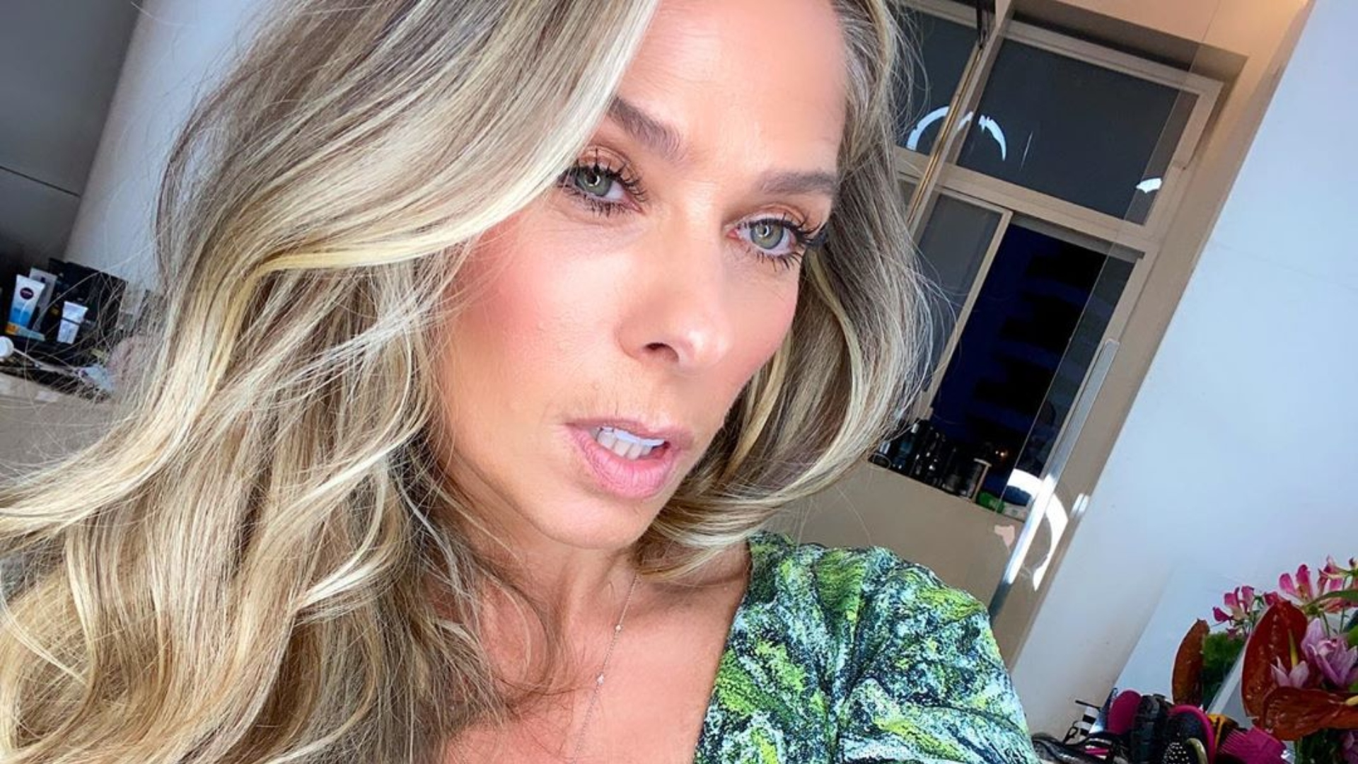 Diga adeus aos furinhos! Adriane Galisteu dá dicas de como minimizar a celulite com dicas caseiras; confira