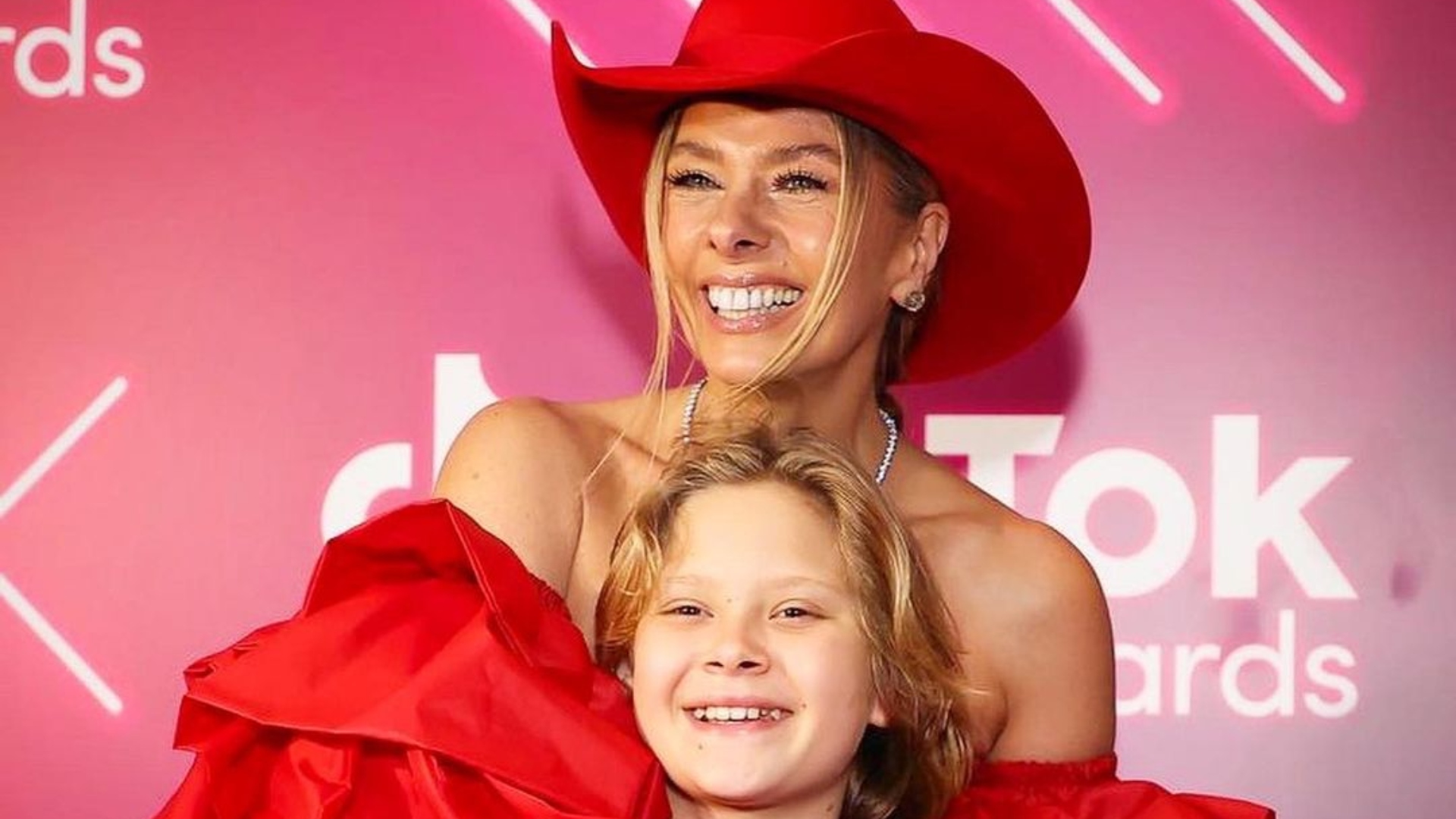 Adriane Galisteu leva filho para 26ª Parada do Orgulho LGBTQIAP+