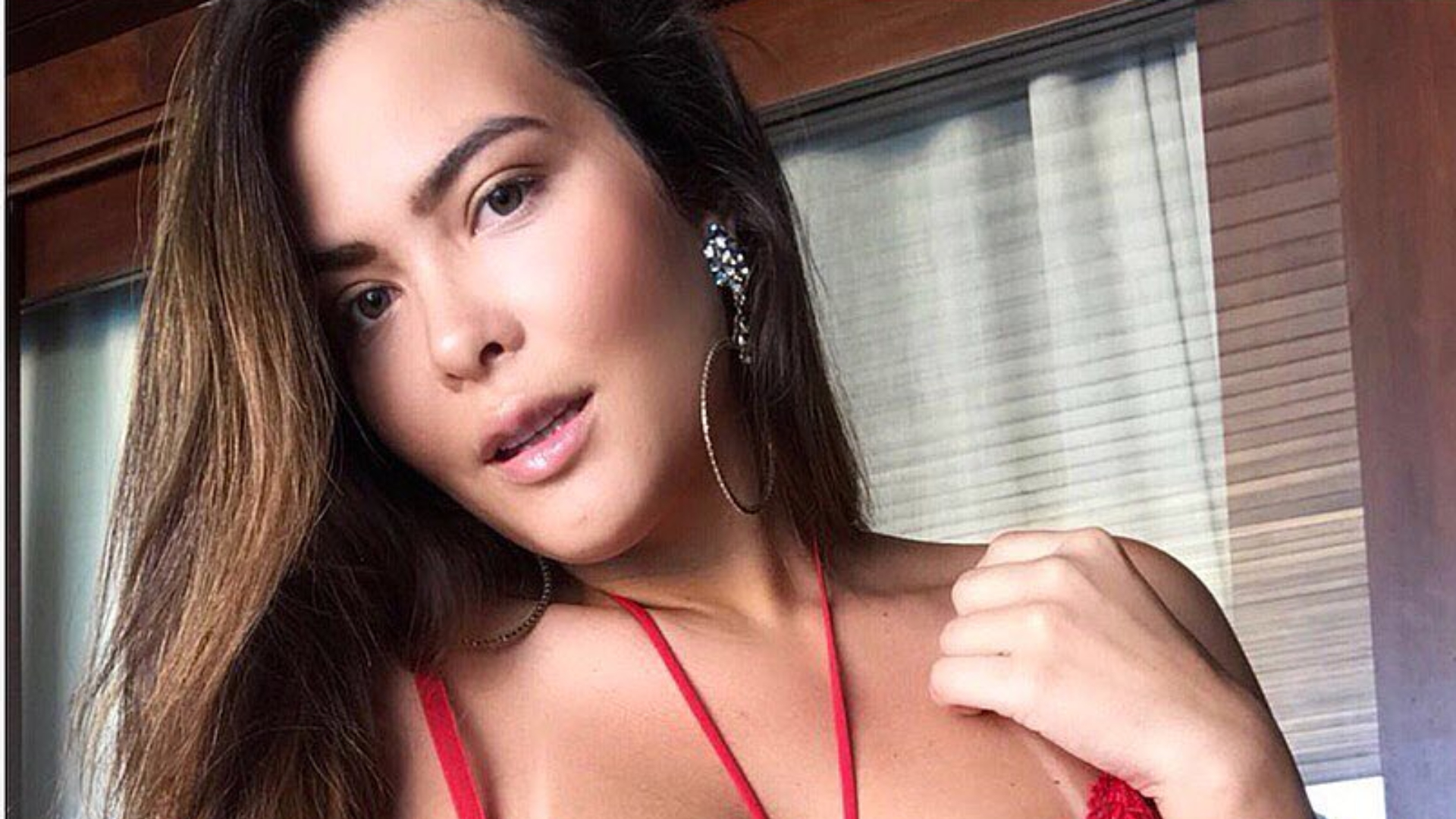 Geisy Arruda posa com maiô cavadíssimo e decote poderoso