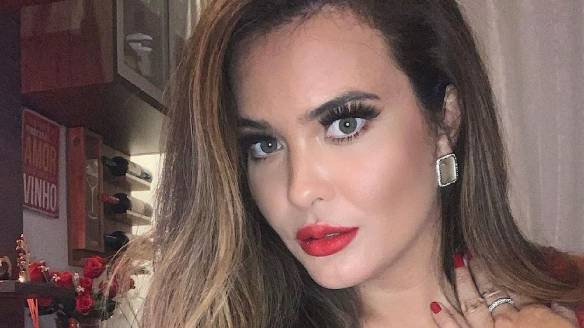 Geisy Arruda posa com conjunto de lingerie vermelho e preto, e faz pergunta íntima aos seus seguidores